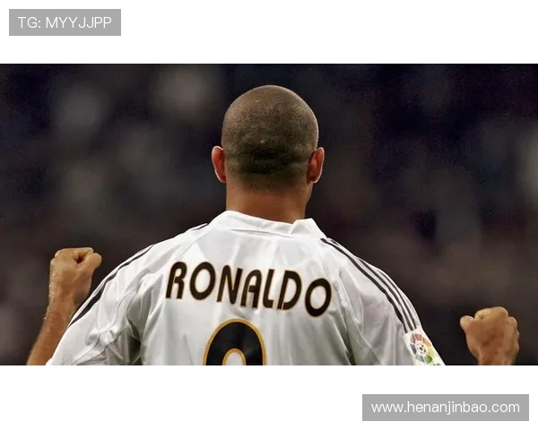 恩里克罗马里奥现身球场见证国家德比 热血再燃球迷回忆涌现